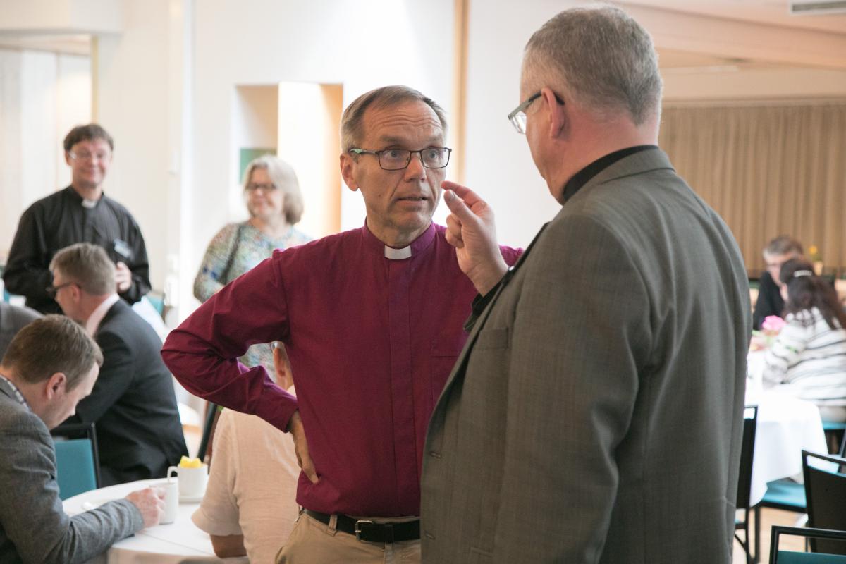 Piispa Björn Vikström esitti eriäviä mielipiteitä perustevaliokunnan näkemyksistä.